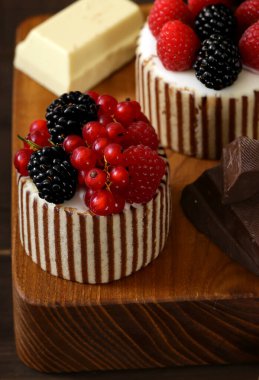 Tatlı olarak taze böğürtlenli mini kek