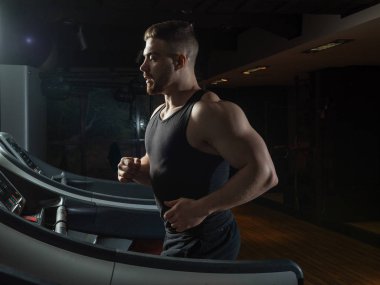 atlet spor salonunda vücut geliştirme alır