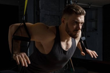 atlet spor salonunda vücut geliştirme alır