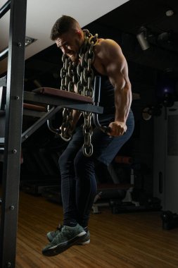 atlet spor salonunda vücut geliştirme alır