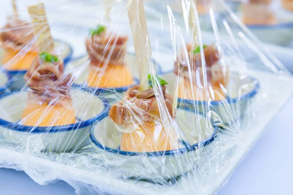 Canape Dekoration Und Lebensmittel Die Mit Plastikfolie Umwickelt Sind Die — Stockfoto