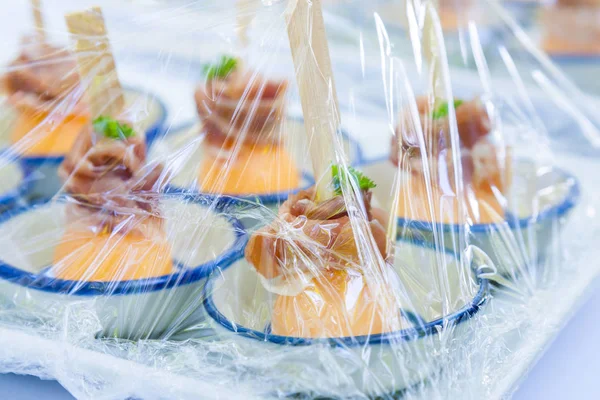 Canape Décoration Aliments Qui Sont Enveloppés Une Pellicule Plastique Préparée — Photo