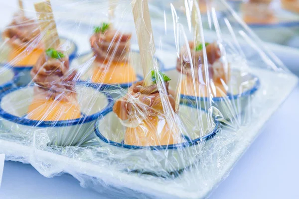 烤面包装饰和食品包装的塑料包装准备婚礼 — 图库照片