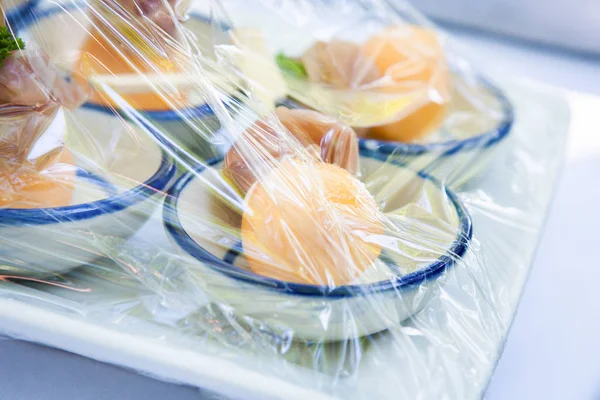 カナッペ 装飾や結婚式のために準備するプラスチック製のラップでラップされます食品 — ストック写真