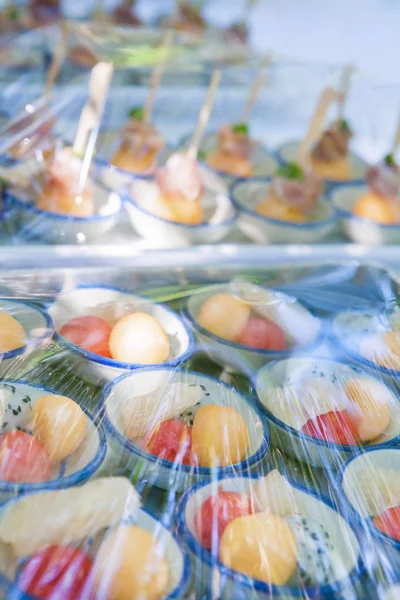 Canape Décoration Aliments Qui Sont Enveloppés Une Pellicule Plastique Préparée — Photo