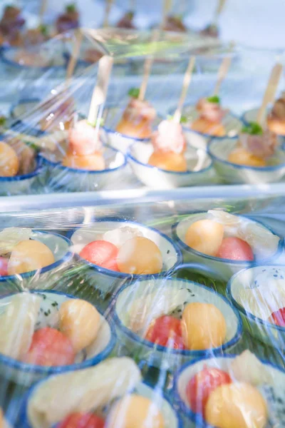 Canape Décoration Aliments Qui Sont Enveloppés Une Pellicule Plastique Préparée — Photo