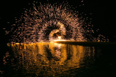 Yangın göstermek şaşırtıcı düğün gece.