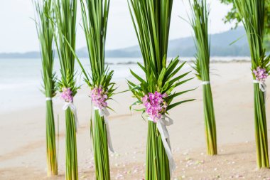 Sahildeki bir düğün töreninde çiçek aranjmanı..