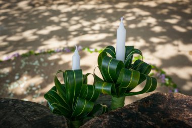 Sahildeki bir düğün töreninde çiçek aranjmanı..