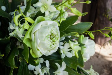 Sahildeki bir düğün töreninde çiçek aranjmanı..