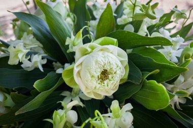 Sahildeki bir düğün töreninde çiçek aranjmanı..