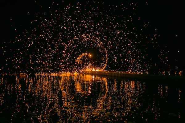 Yangın Göstermek Şaşırtıcı Düğün Gece — Stok fotoğraf