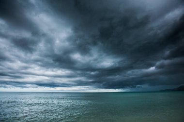 Yağmur fırtınaları denizde oluyor, Koh Samui, Tayland