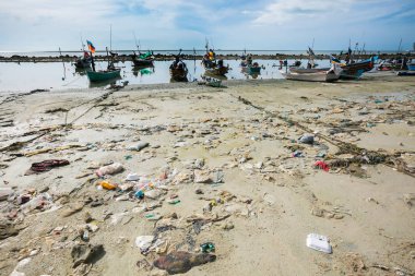 Koh Samui, Tayland - 22 Nisan: Çöp koh Samui, Tayland plajda
