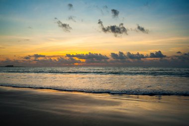 Okyanus ve Tayland üzerindeki bulutlarla dramatik günbatımı gökyüzü.