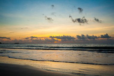 Okyanus ve Tayland üzerindeki bulutlarla dramatik günbatımı gökyüzü.