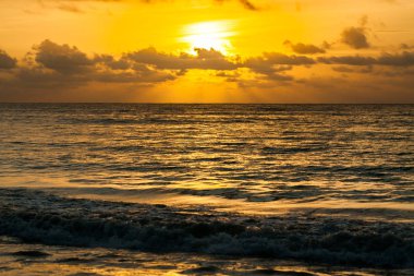 Okyanus ve Tayland üzerindeki bulutlarla dramatik günbatımı gökyüzü.