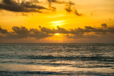 Okyanus ve Tayland üzerindeki bulutlarla dramatik günbatımı gökyüzü.