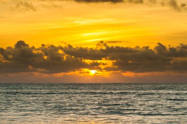 Okyanus ve Tayland üzerindeki bulutlarla dramatik günbatımı gökyüzü.