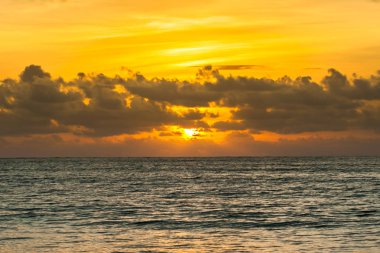 Okyanus ve Tayland üzerindeki bulutlarla dramatik günbatımı gökyüzü.