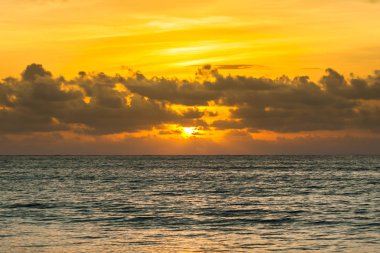 Okyanus ve Tayland üzerindeki bulutlarla dramatik günbatımı gökyüzü.