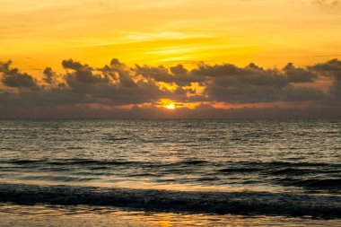 Okyanus ve Tayland üzerindeki bulutlarla dramatik günbatımı gökyüzü.