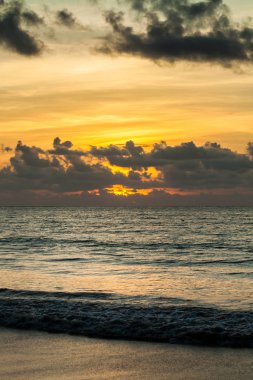 Okyanus ve Tayland üzerindeki bulutlarla dramatik günbatımı gökyüzü.