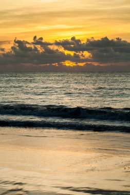 Okyanus ve Tayland üzerindeki bulutlarla dramatik günbatımı gökyüzü.
