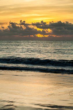 Okyanus ve Tayland üzerindeki bulutlarla dramatik günbatımı gökyüzü.