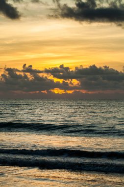 Okyanus ve Tayland üzerindeki bulutlarla dramatik günbatımı gökyüzü.