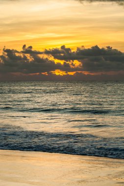 Okyanus ve Tayland üzerindeki bulutlarla dramatik günbatımı gökyüzü.