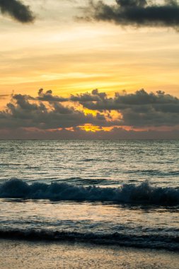 Okyanus ve Tayland üzerindeki bulutlarla dramatik günbatımı gökyüzü.