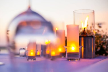 Romantik yemek sahilde ayarla ayarla. (Selactive odak)