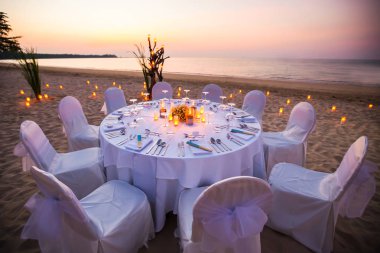 Romantik yemek sahilde ayarla ayarla. (Selactive odak)