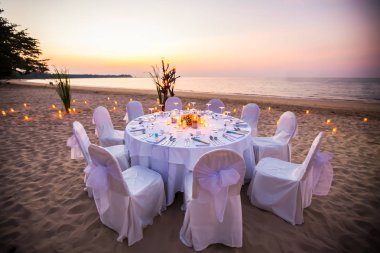 Romantik yemek sahilde ayarla ayarla. (Selactive odak)