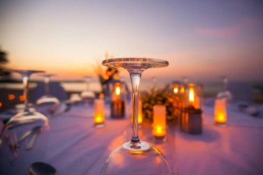 Romantik yemek sahilde ayarla ayarla. (Selactive odak)