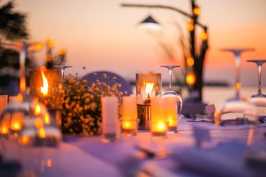 Romantik yemek sahilde ayarla ayarla. (Selactive odak)