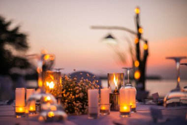 Romantik yemek sahilde ayarla ayarla. (Selactive odak)