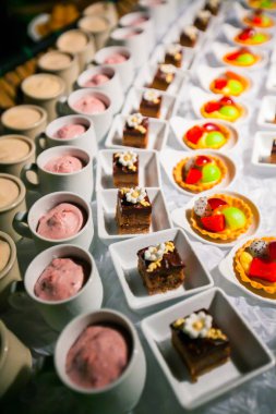 Romantik yemek sahilde ayarla ayarla. (Selactive odak)