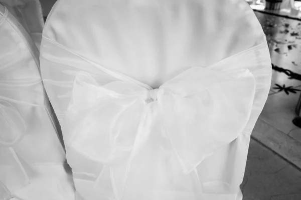 室内黑色和白色椅子婚礼设置 — 图库照片