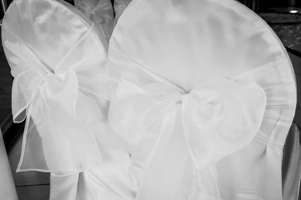 室内黑色和白色椅子婚礼设置 — 图库照片