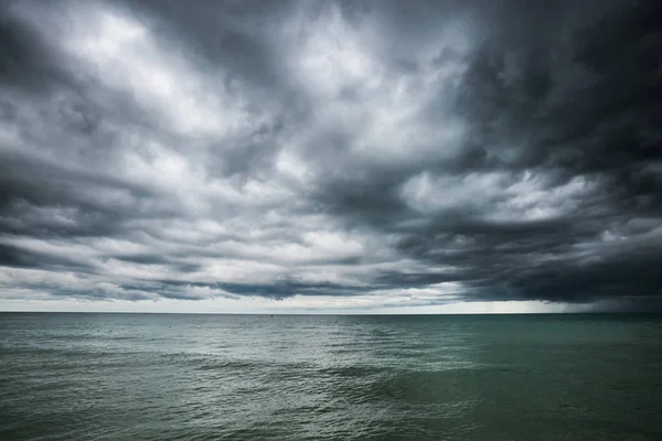 Yağmur fırtınaları denizde oluyor, Koh Samui, Tayland