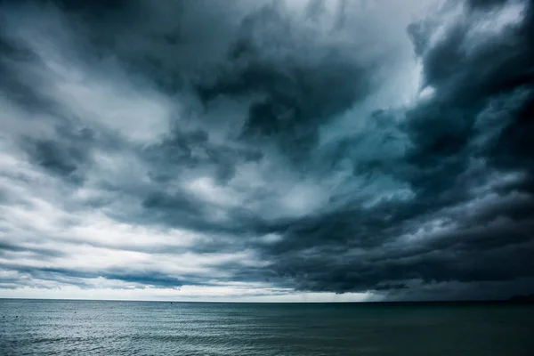 Yağmur fırtınaları denizde oluyor, Koh Samui, Tayland