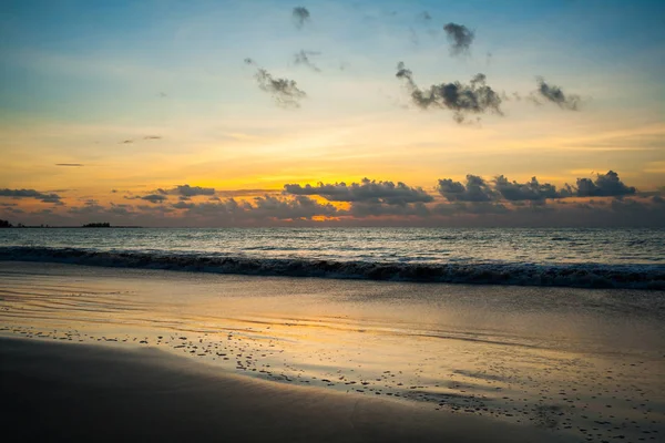 Cielo Espectacular Puesta Sol Con Nubes Sobre Océano Tailandia — Foto de Stock