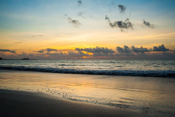 Okyanus ve Tayland üzerindeki bulutlarla dramatik günbatımı gökyüzü.