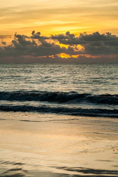 Okyanus ve Tayland üzerindeki bulutlarla dramatik günbatımı gökyüzü.