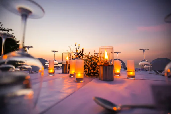 Romantico Set Cena Sulla Spiaggia Concentrazione Selattiva — Foto Stock