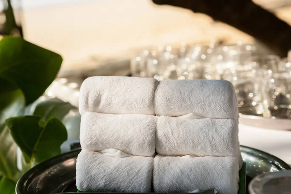 Opgerolde Wit Strand Handdoek Setup Voor Bruiloft — Stockfoto