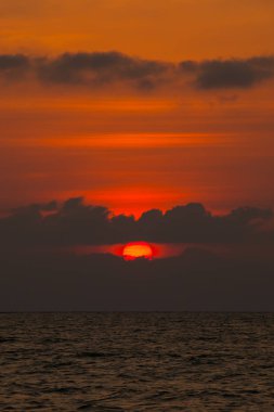 güzel gün batımı ve deniz dalgası 