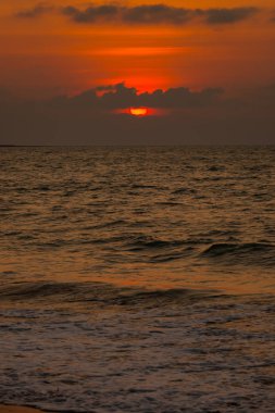 güzel gün batımı ve deniz dalgası 